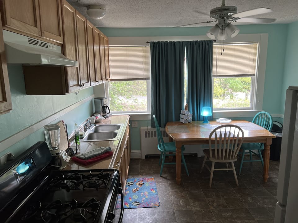Indoors, Chair, Furniture, Desk, Table