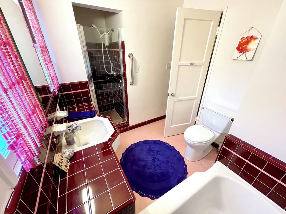 Main bathroom. Separate shower and tub 