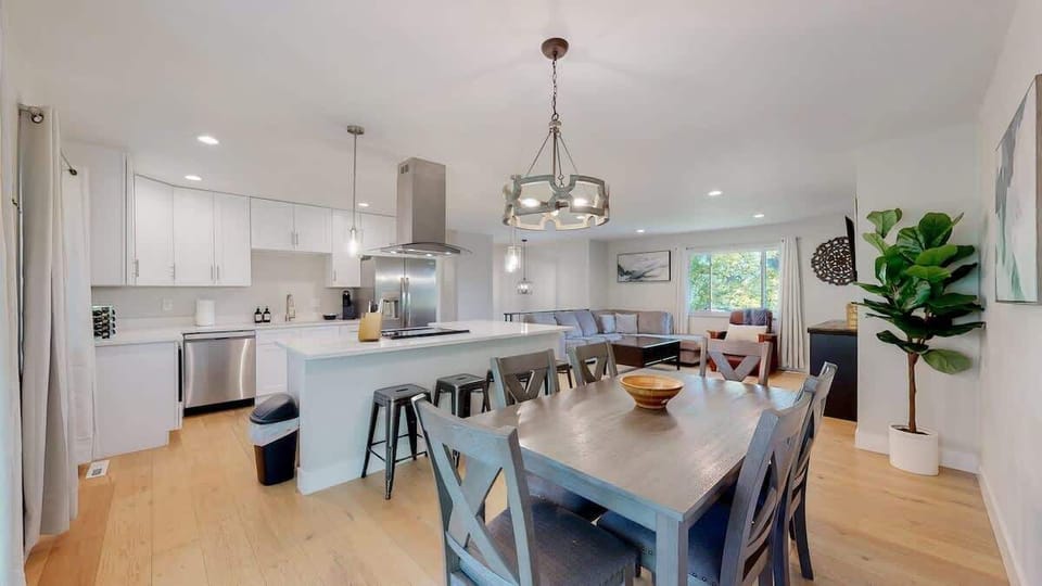 Contemporary dining area