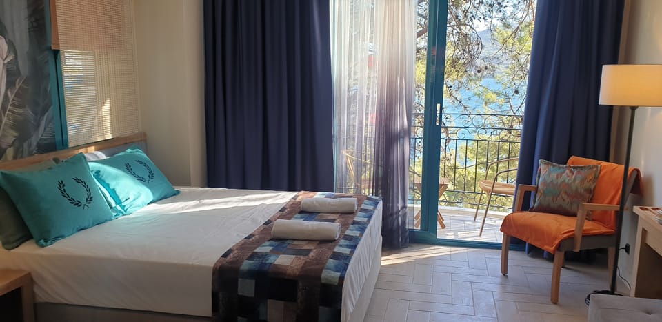 Standard Double or Twin Room | Minibar, WiFi (free), bed sheets