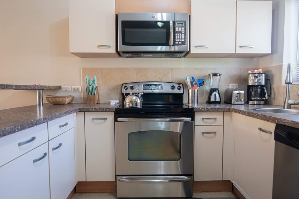 Discover the joy of cooking in our well-equipped kitchen. With fridge, oven, stove and dishwasher.