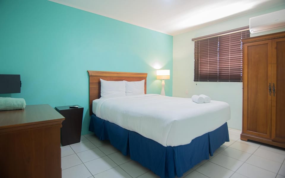 Quiet, Cozy & Central ~ Close to the Beach ~ Pool! (10808)