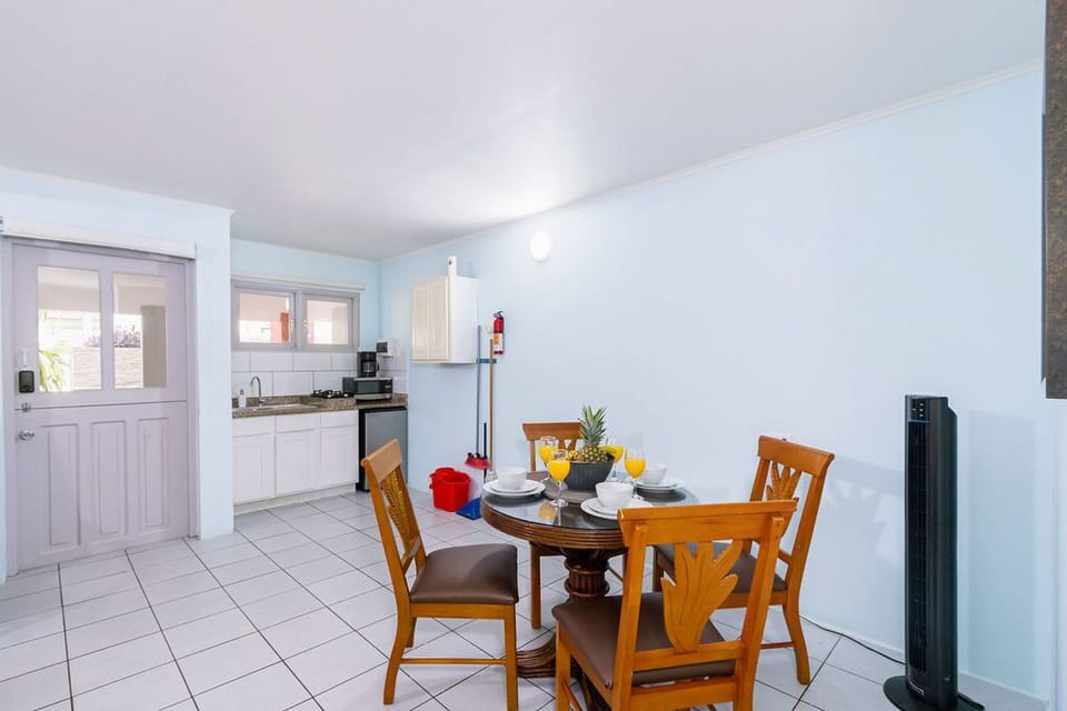 4 seater dining and kitchen