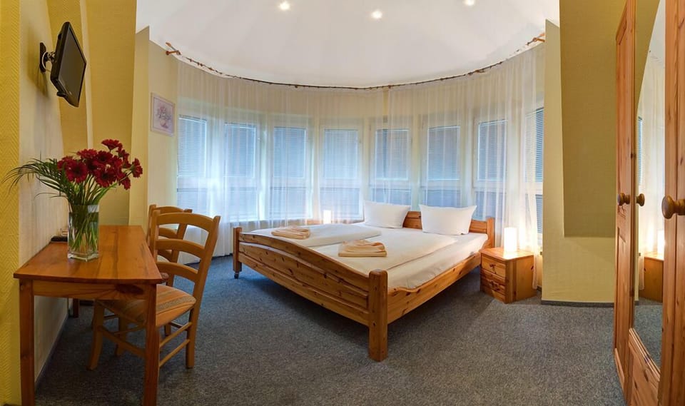 Double Room | Hypo-allergenic bedding, desk, blackout drapes, soundproofing