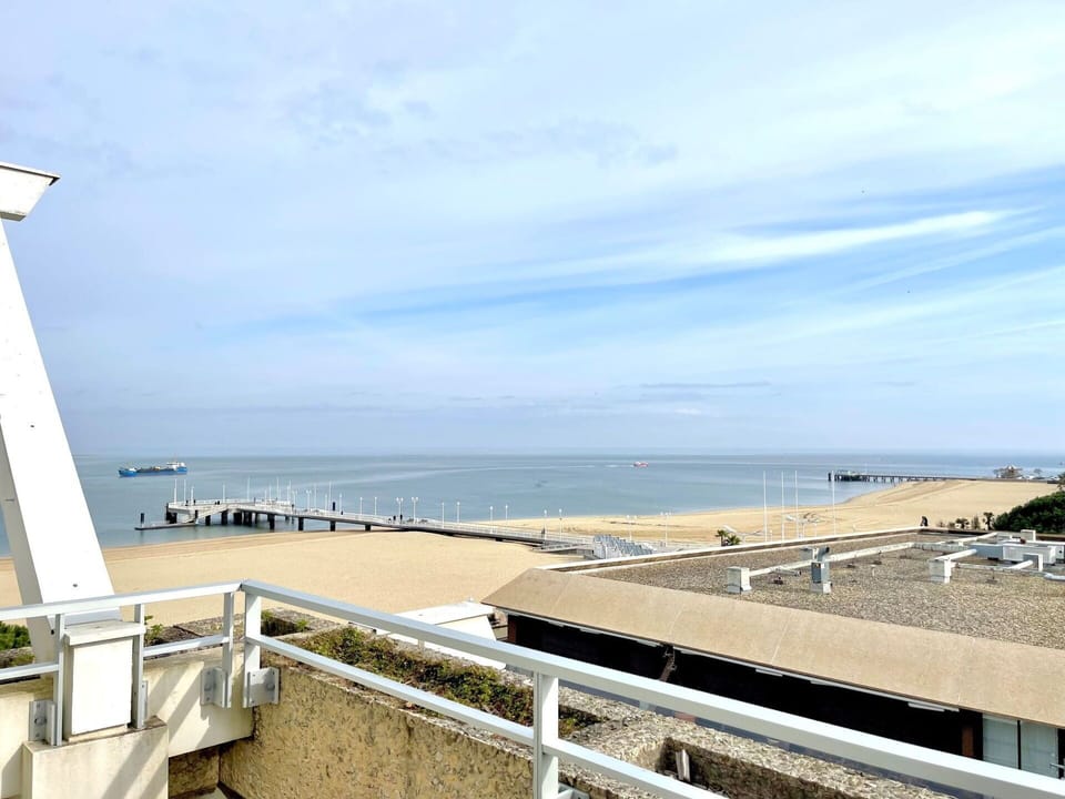 Sky, Cloud, Water, Coastal And Oceanic Landforms, Street Light, Wood, Fence, Horizon, Beach, Headland