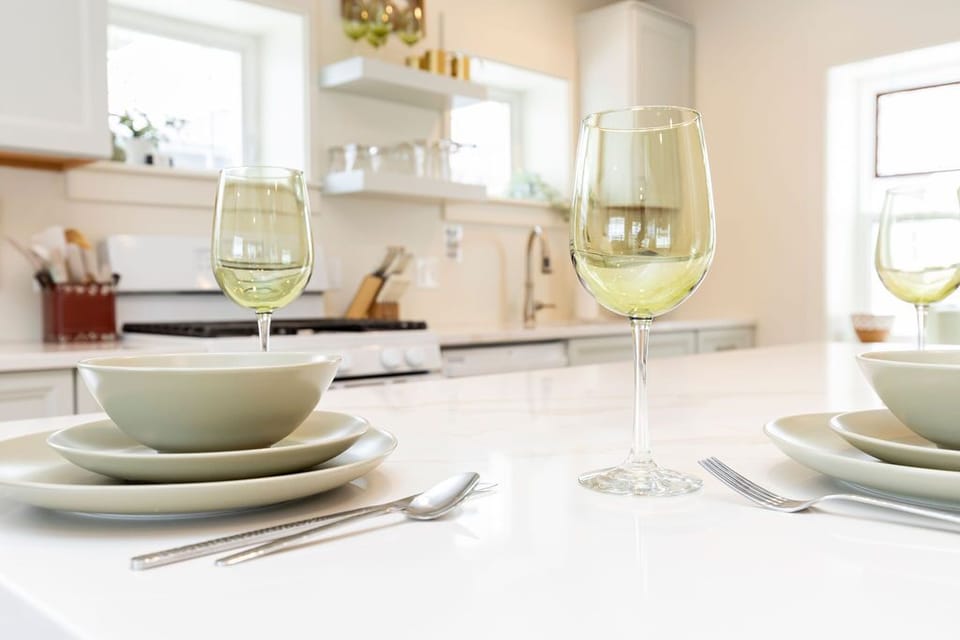 large center island sits 4 