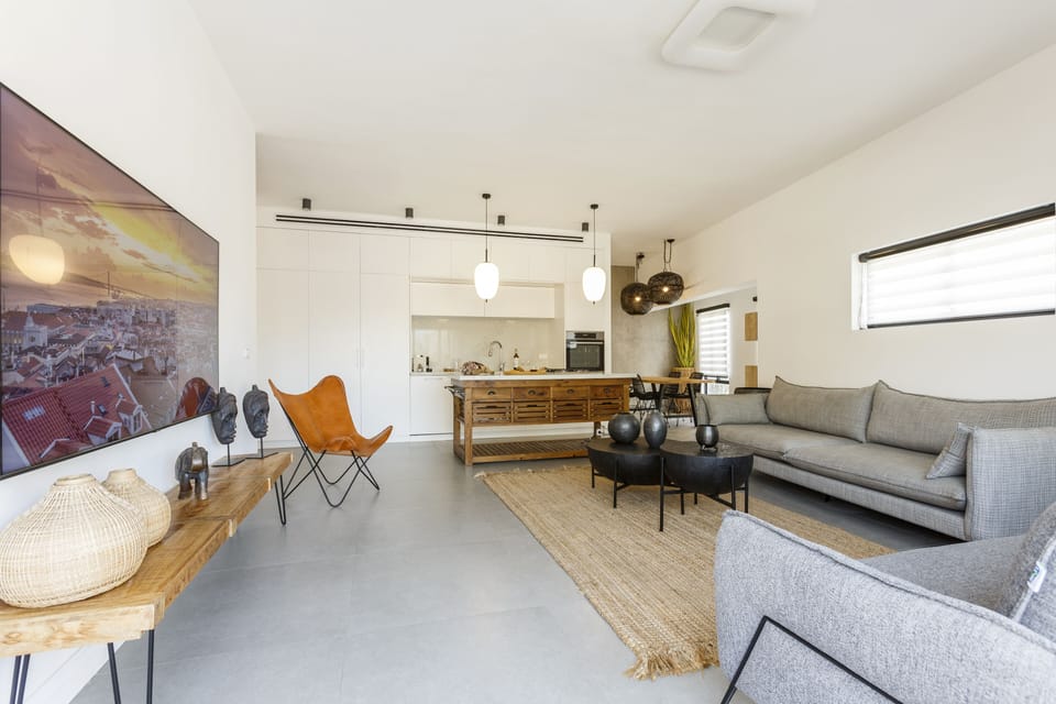 City Apartment, Balcony, City View | Living area | 52-inch flat-screen TV with digital channels, TV, Netflix