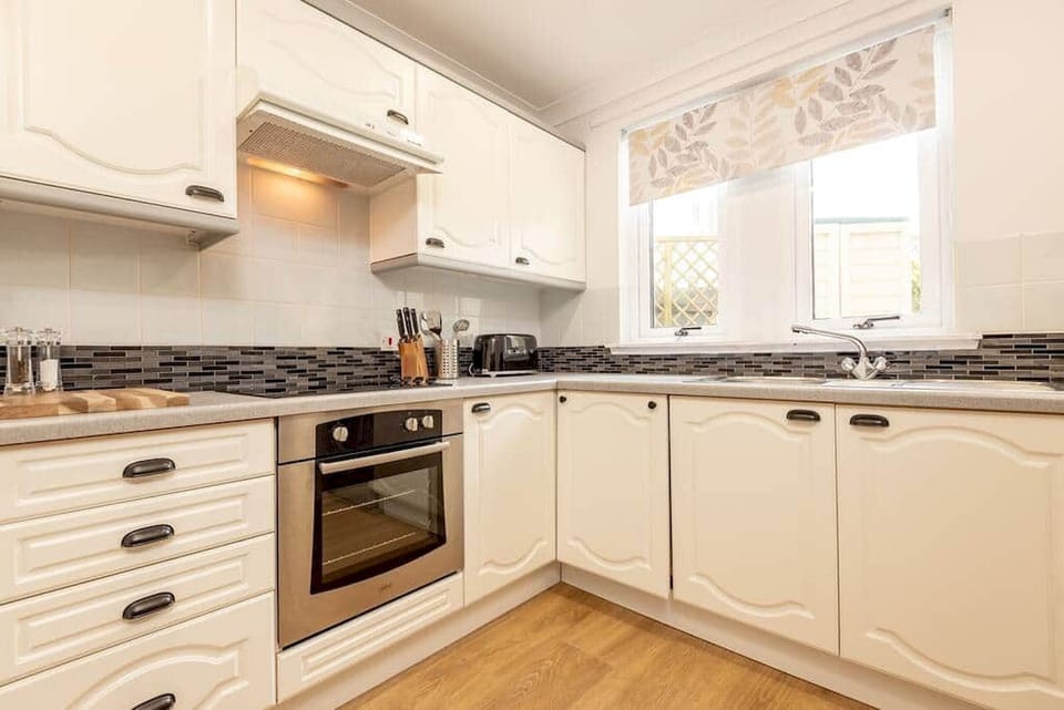 Fully equipped kitchen with dishwasher
