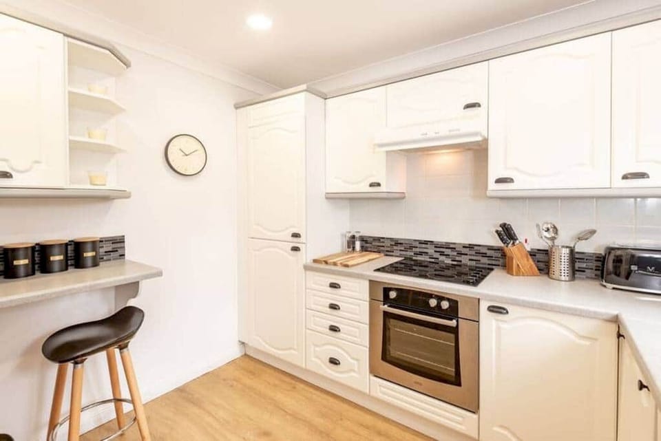 Kitchen with breakfast bar