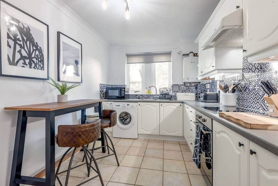 Kitchen with breakfast bar