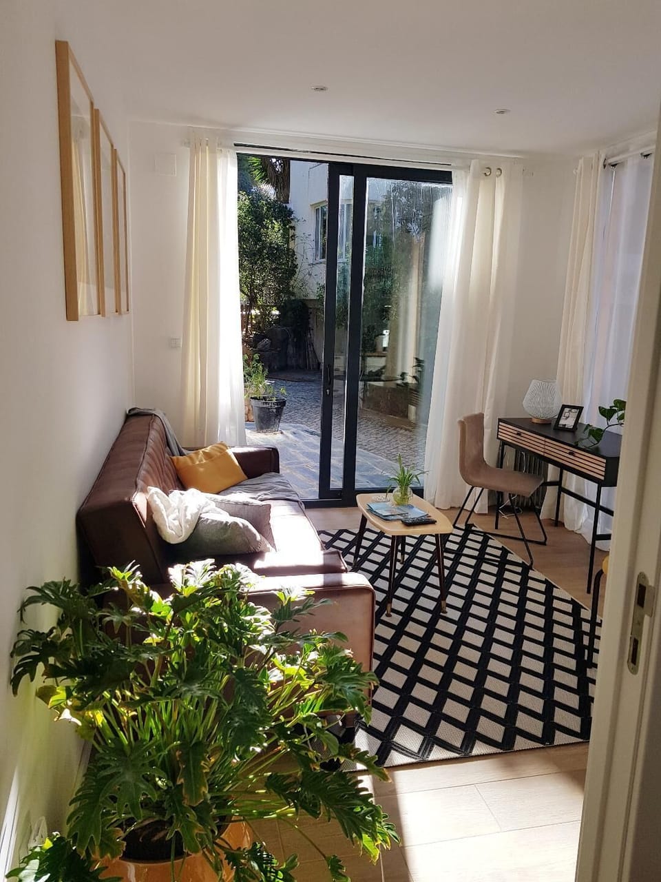 The living room always with plenty of natural lights