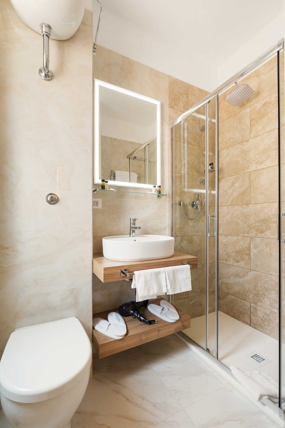 Business Room | Bathroom | Free toiletries, hair dryer, bidet