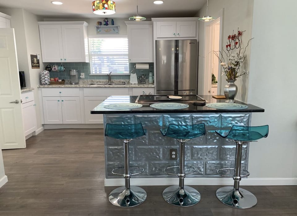 Kitchen view from livingroom - additional seating for eating. 
