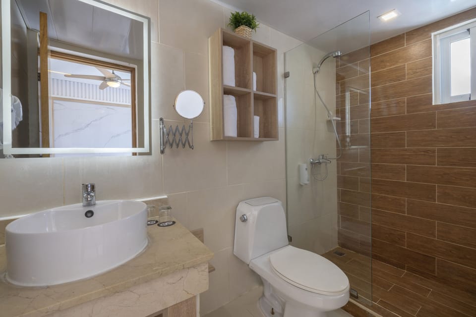 Standard Double Room | Bathroom | Shower, free toiletries, hair dryer, towels