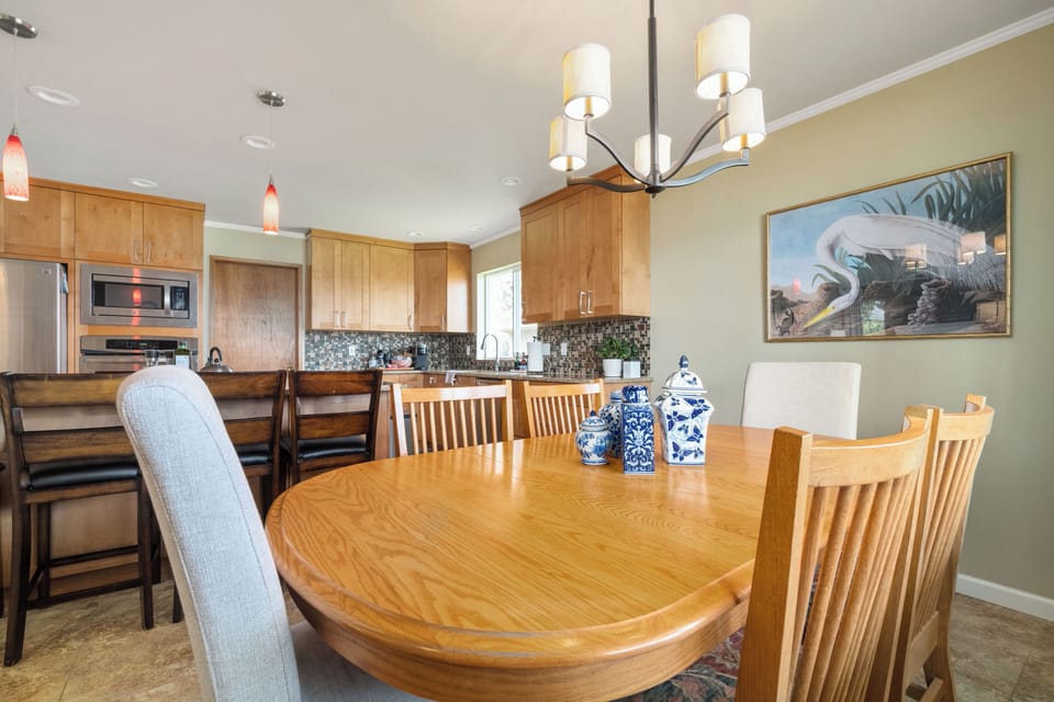 Seating for 6 plus 4 at the bar