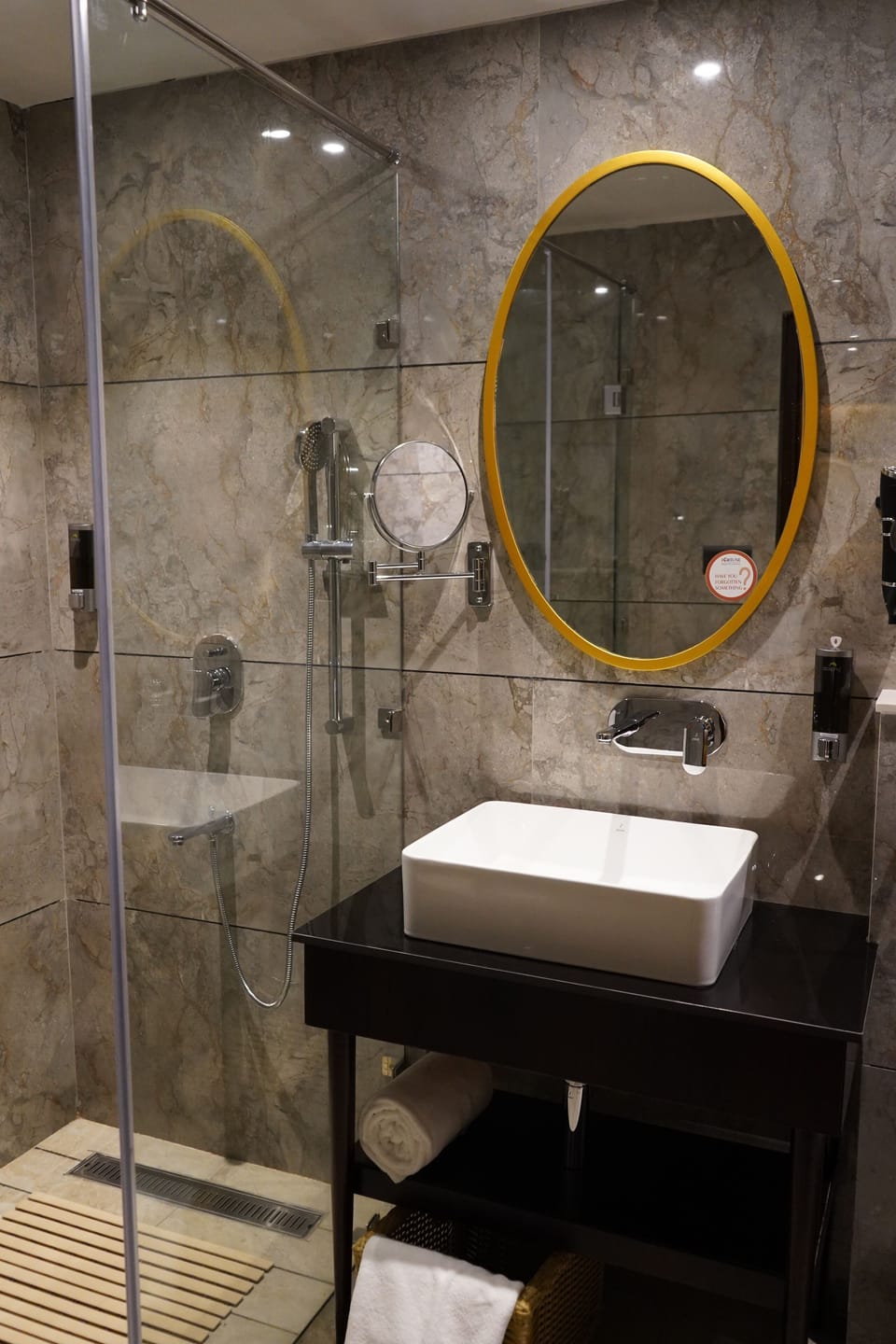Family Room (Family Room) | Bathroom | Shower, rainfall showerhead, free toiletries, hair dryer (on request)