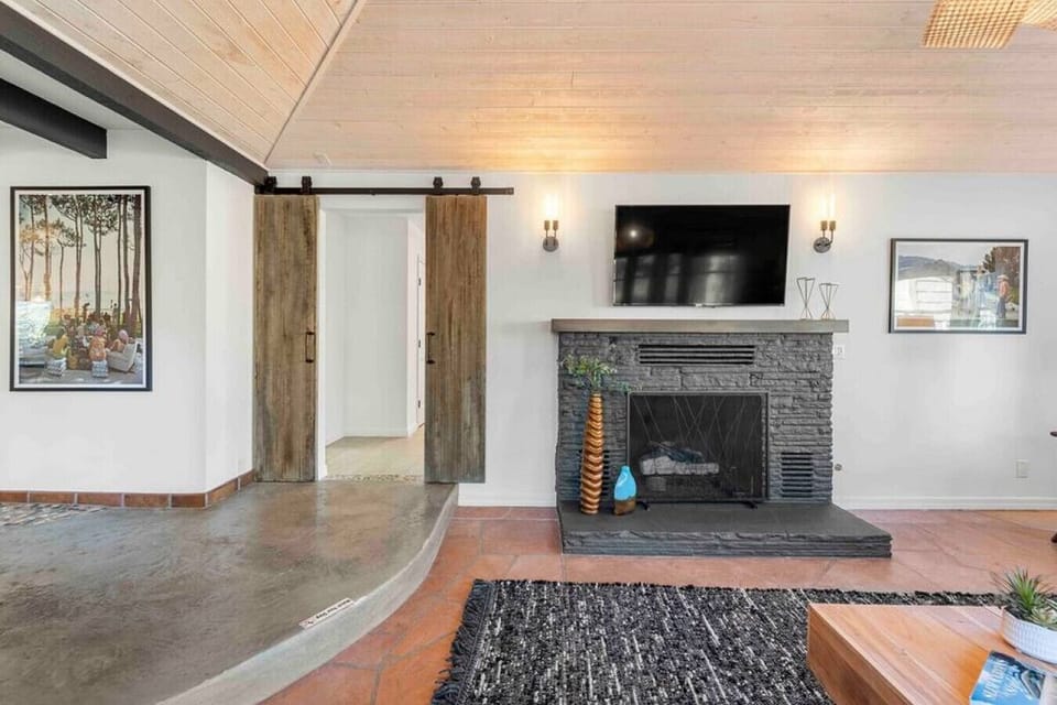 Living room | Gas fireplace