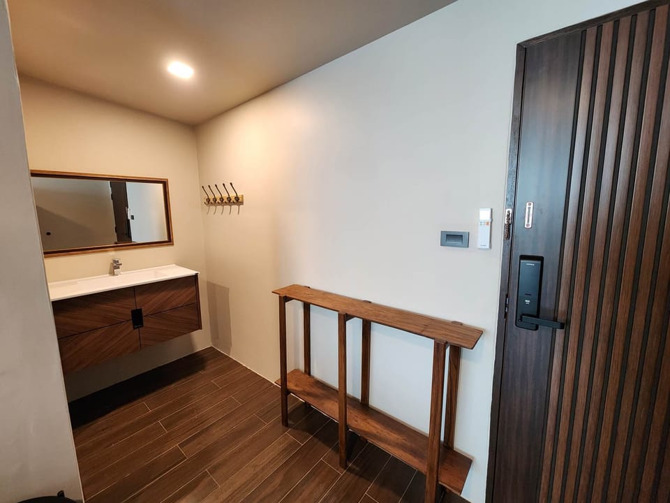 Deluxe Room | Bathroom | Shower, rainfall showerhead, designer toiletries, hair dryer