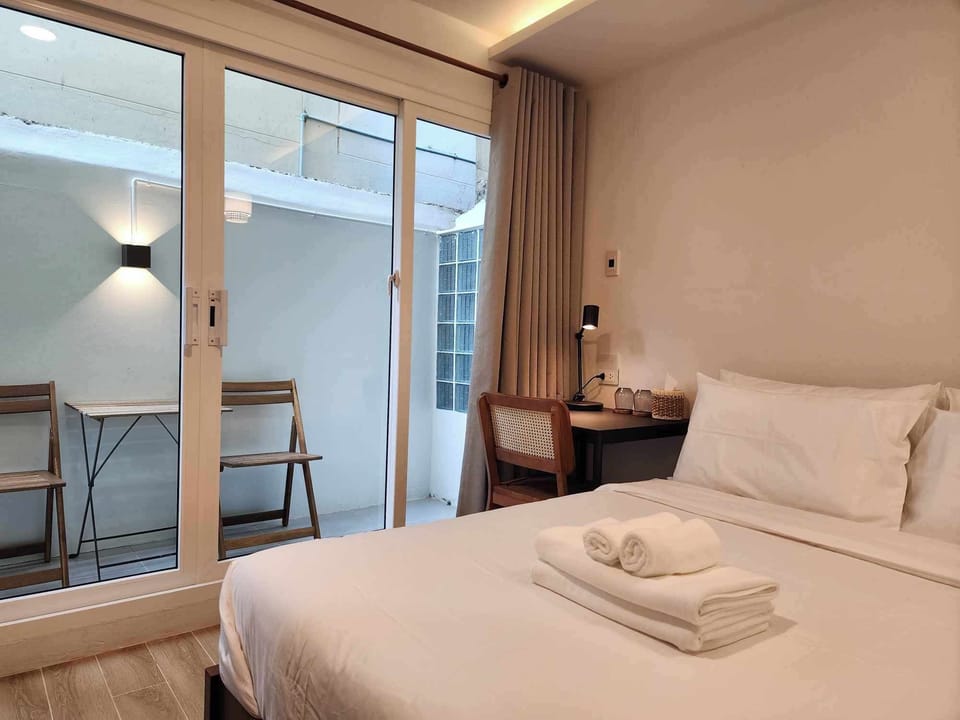 Classic Double Room | Desk, blackout drapes, free WiFi, bed sheets