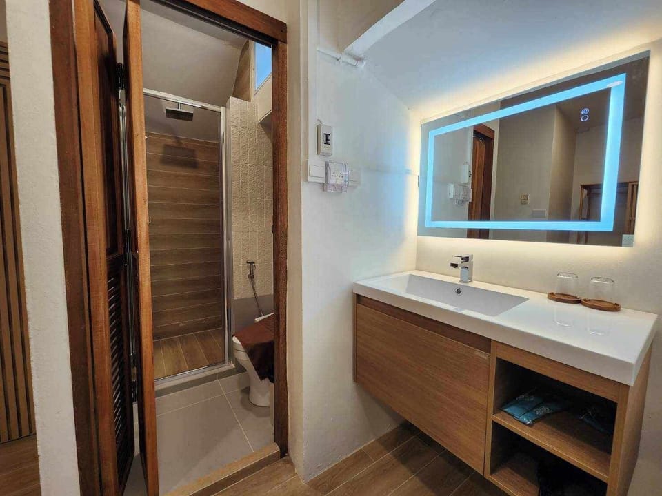 Classic Double Room | Bathroom | Shower, rainfall showerhead, designer toiletries, hair dryer