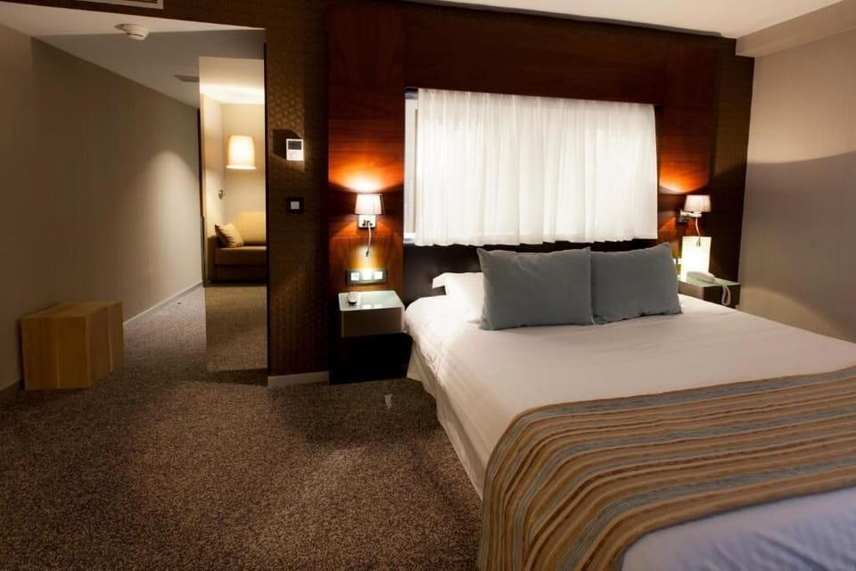 Hypo-allergenic bedding available, blackout drapes, soundproofing