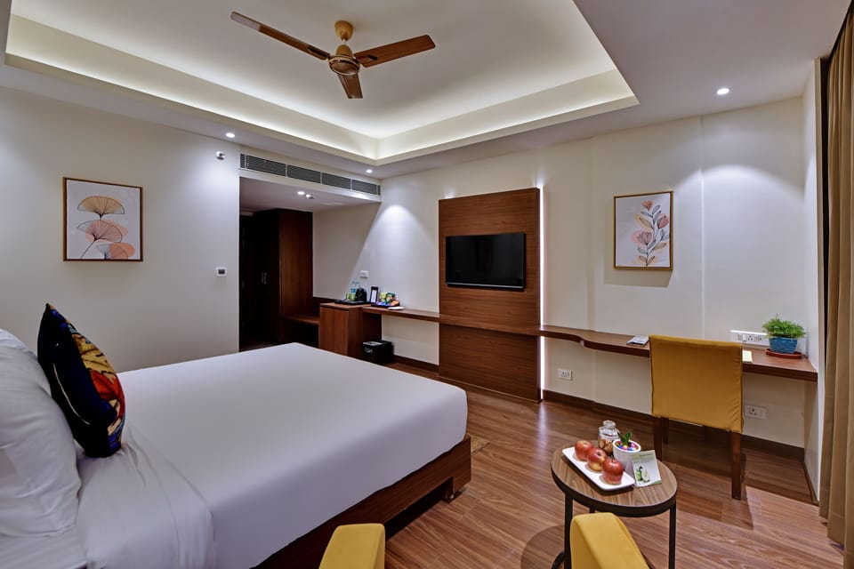 Standard Room | In-room safe, desk, blackout drapes, iron/ironing board