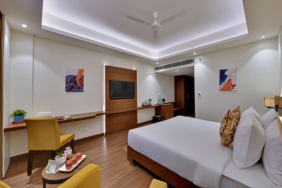 Executive Room | In-room safe, desk, blackout drapes, iron/ironing board