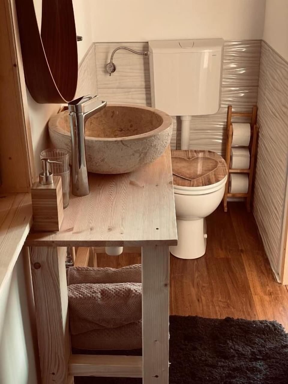 Comfort Chalet | Bathroom | Shower, rainfall showerhead, towels, soap