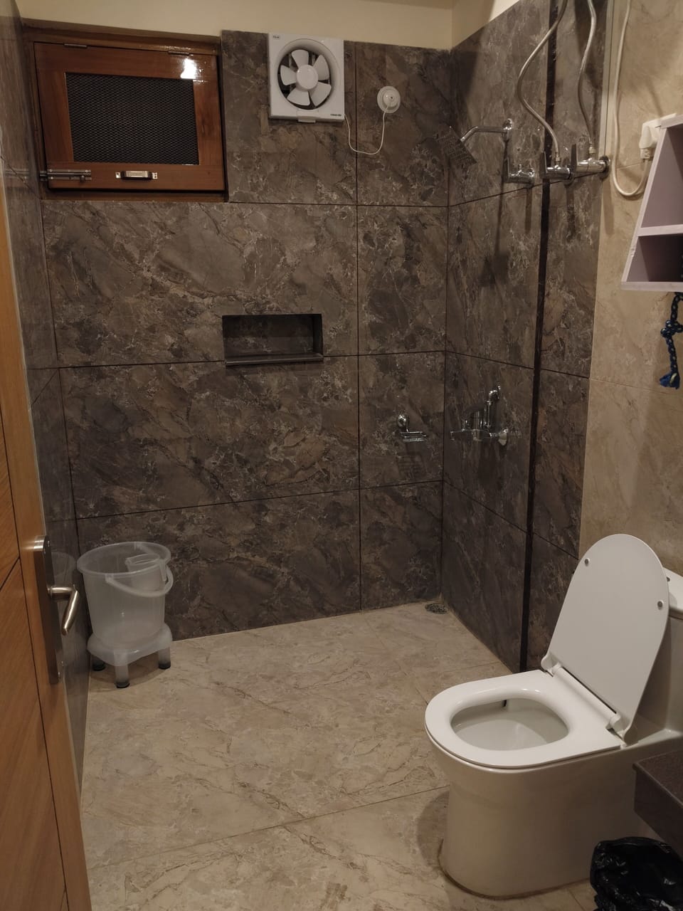 Premium Room | Bathroom | Free toiletries, towels