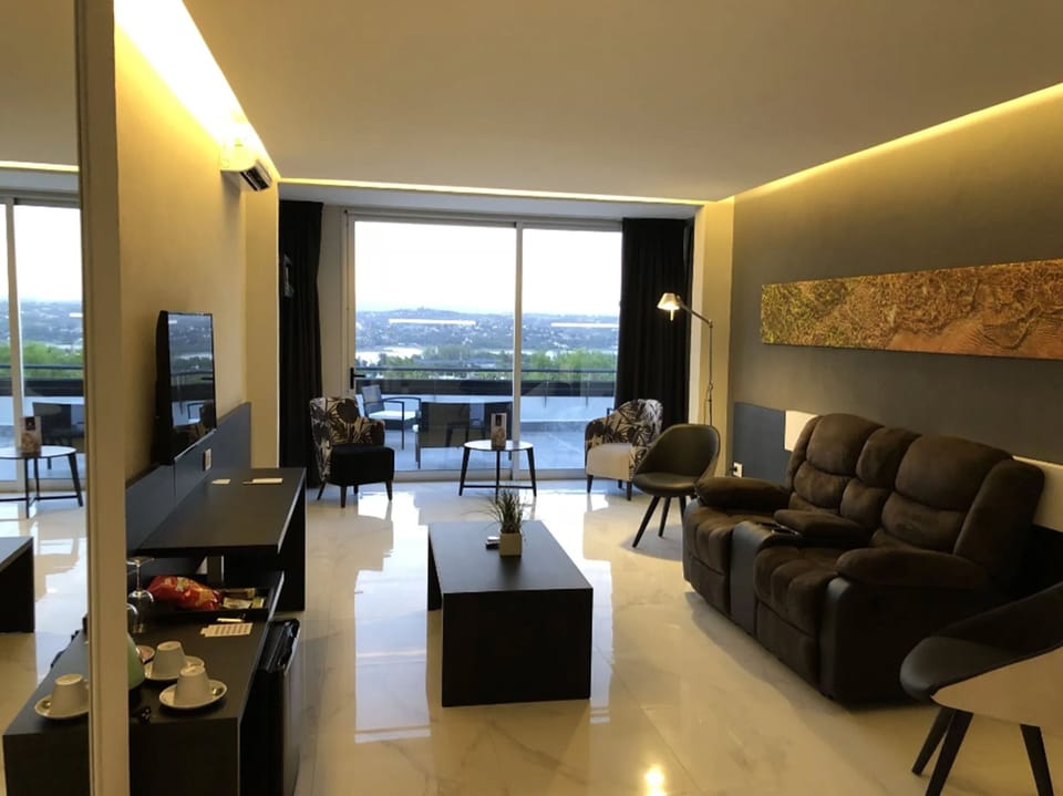 Grand Suite | Premium bedding, pillowtop beds, minibar, in-room safe