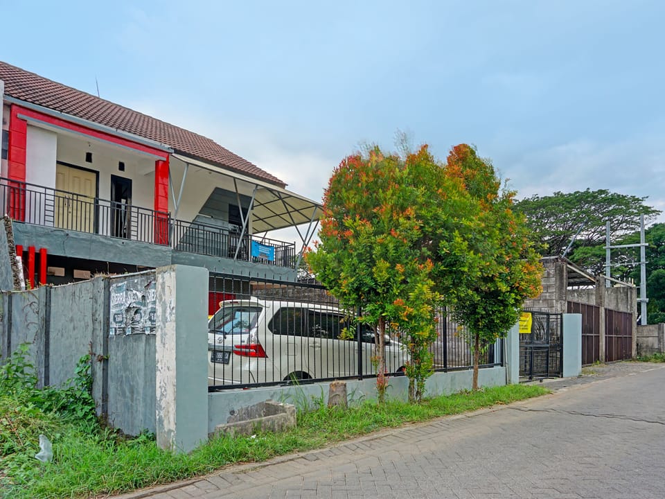 OYO Life 91896 Kost Bu Dewi Syariah Hotel in East Java