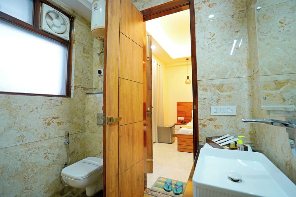 Deluxe Double Room | Bathroom | Shower, rainfall showerhead, free toiletries, hair dryer