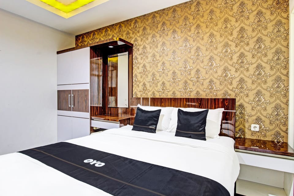 Deluxe Double Room | Laptop workspace, WiFi (free), bed sheets