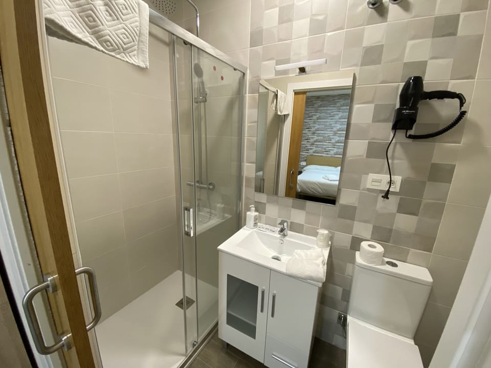 Double Room Single Use | Bathroom | Shower, free toiletries, hair dryer, towels