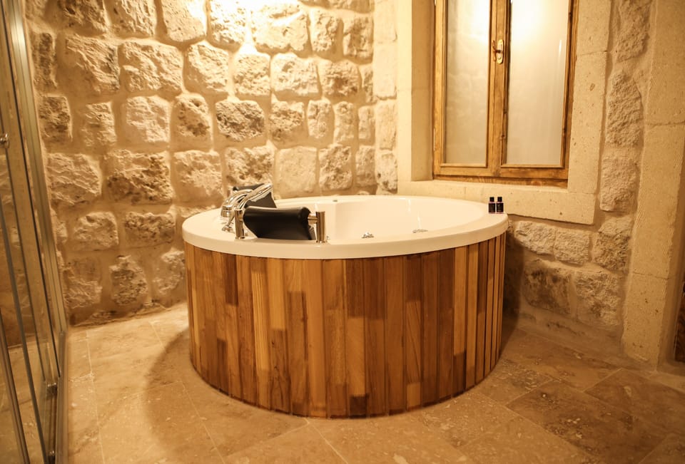 Superior Room, Valley View, Courtyard Area | Bathroom | Free toiletries, hair dryer, slippers, towels