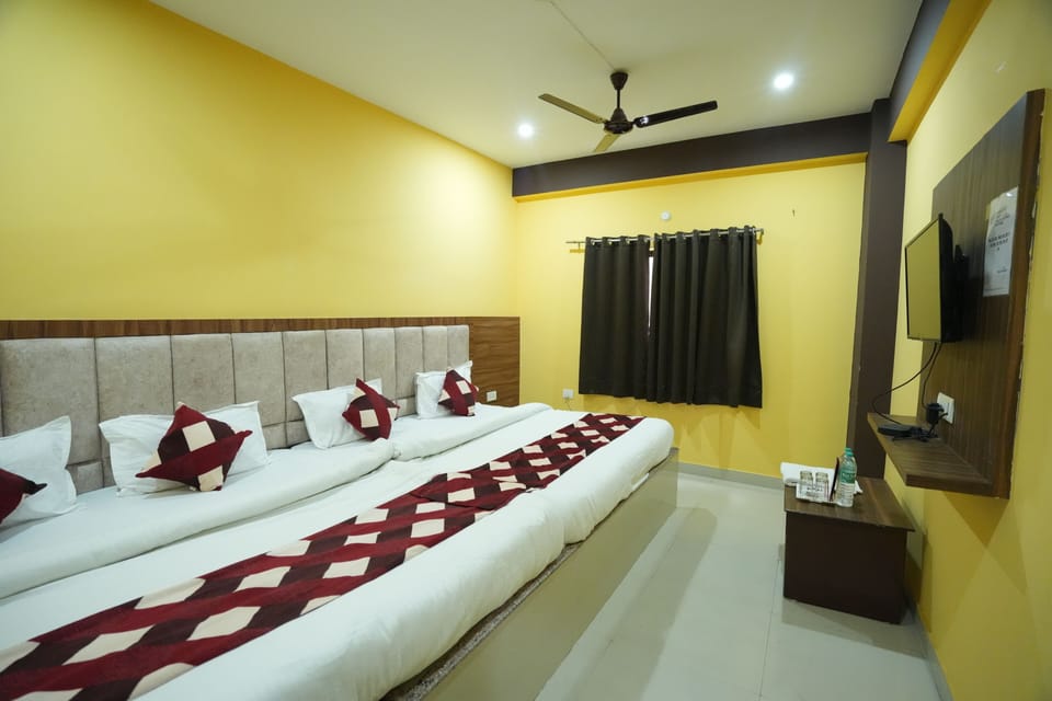 Family Room | Desk, soundproofing, rollaway beds, free WiFi