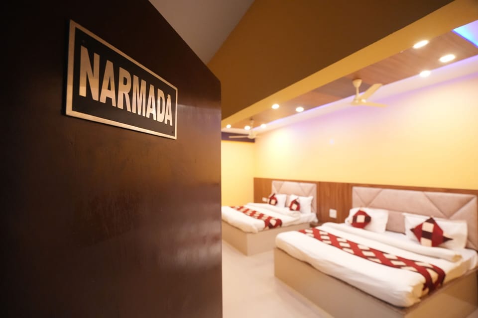 Family Room | Desk, soundproofing, rollaway beds, free WiFi