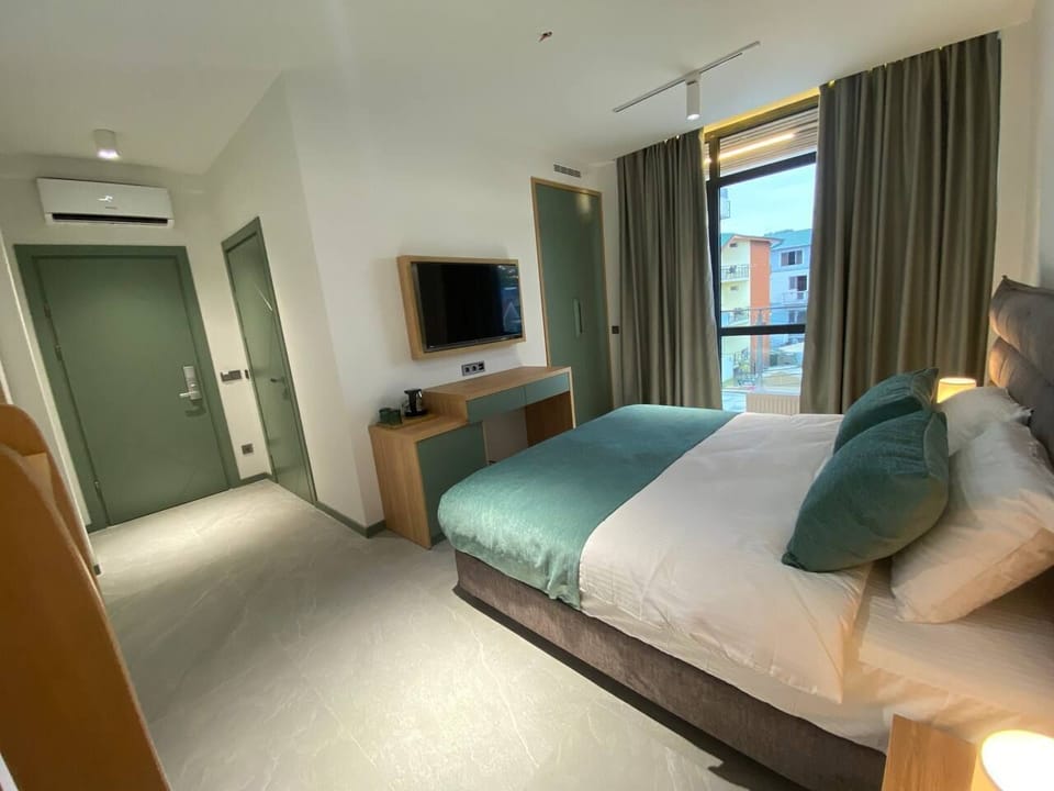 Deluxe Quadruple Room | Premium bedding, Select Comfort beds, in-room safe