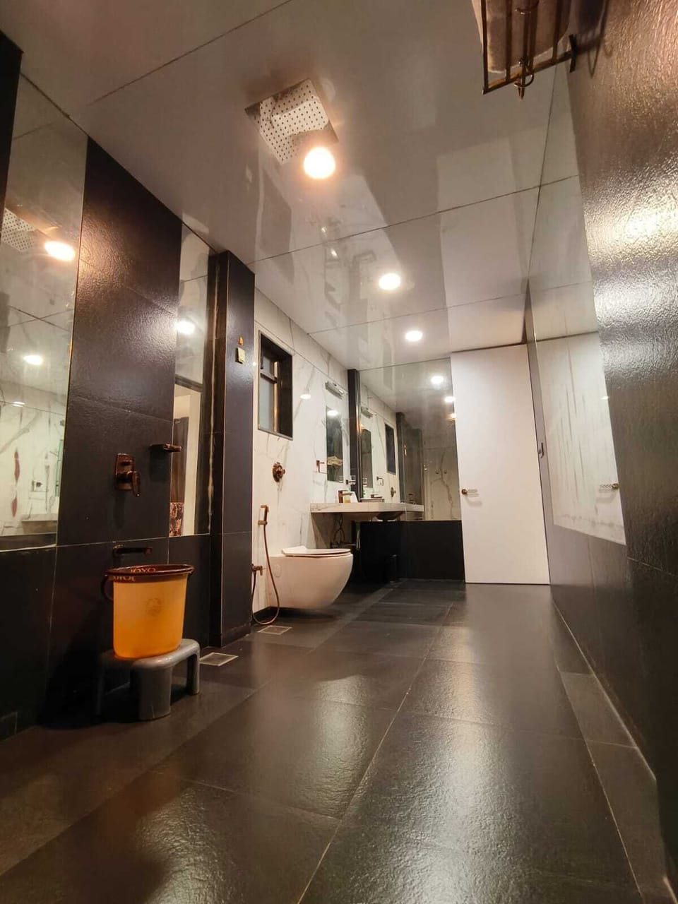 Suite | Bathroom | Shower, rainfall showerhead, free toiletries, slippers
