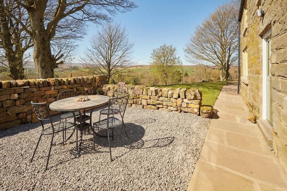 Lop Hall, Danby - Host & Stay