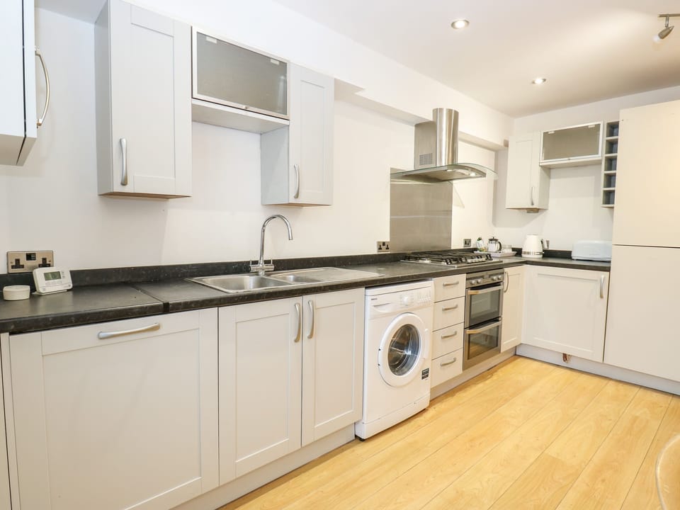 Cottage | Private kitchen | Fridge, dishwasher, electric kettle, toaster