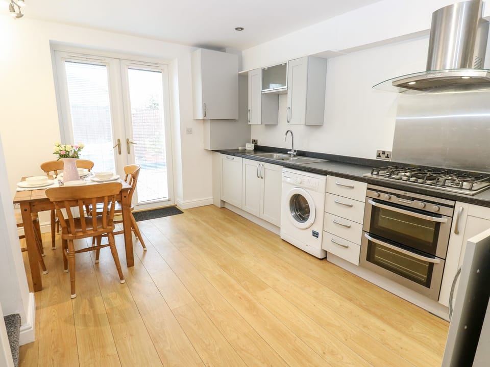 Cottage | Private kitchen | Fridge, dishwasher, electric kettle, toaster
