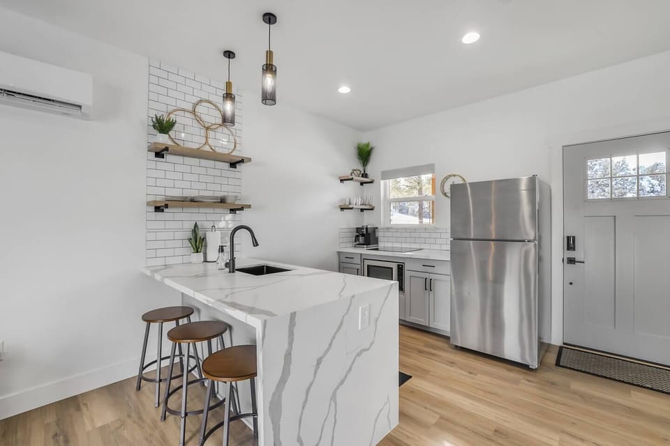 Full Size Kitchen with all the goods