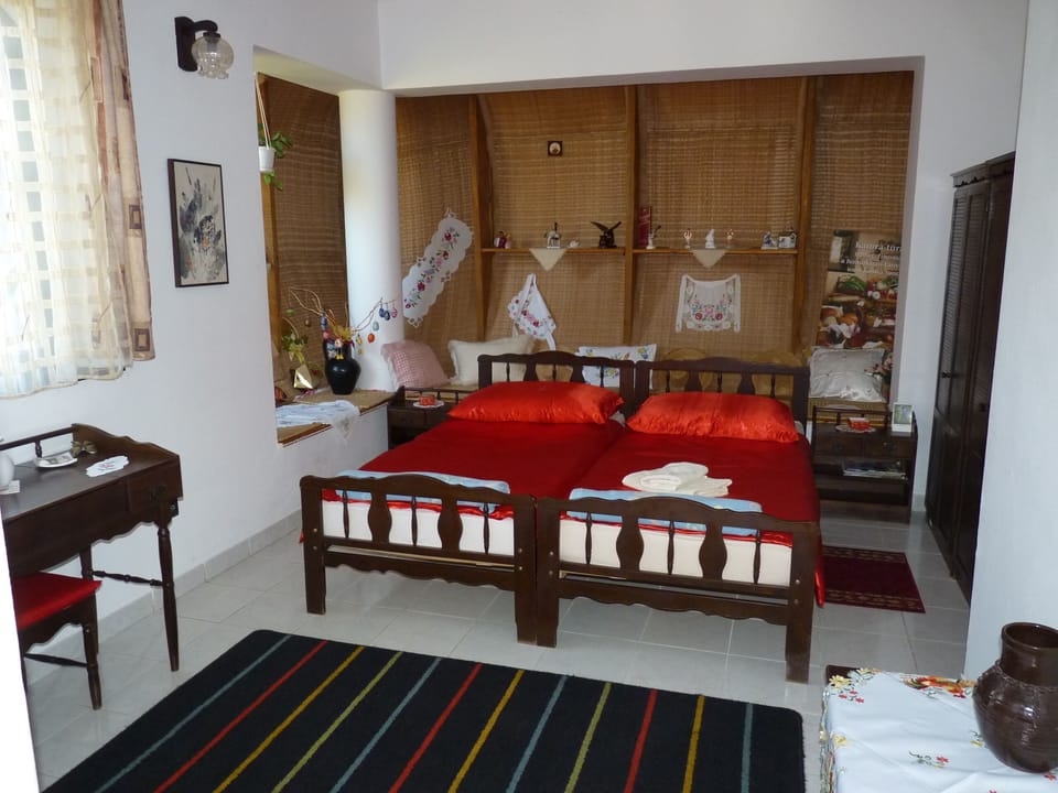 Traditional Double or Twin Room | Individually decorated, individually furnished, desk, laptop workspace