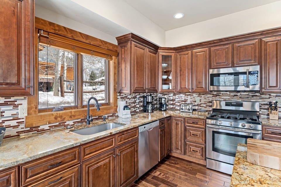 House, 4 Bedrooms | Private kitchen | Coffee/tea maker, fridge, oven, toaster