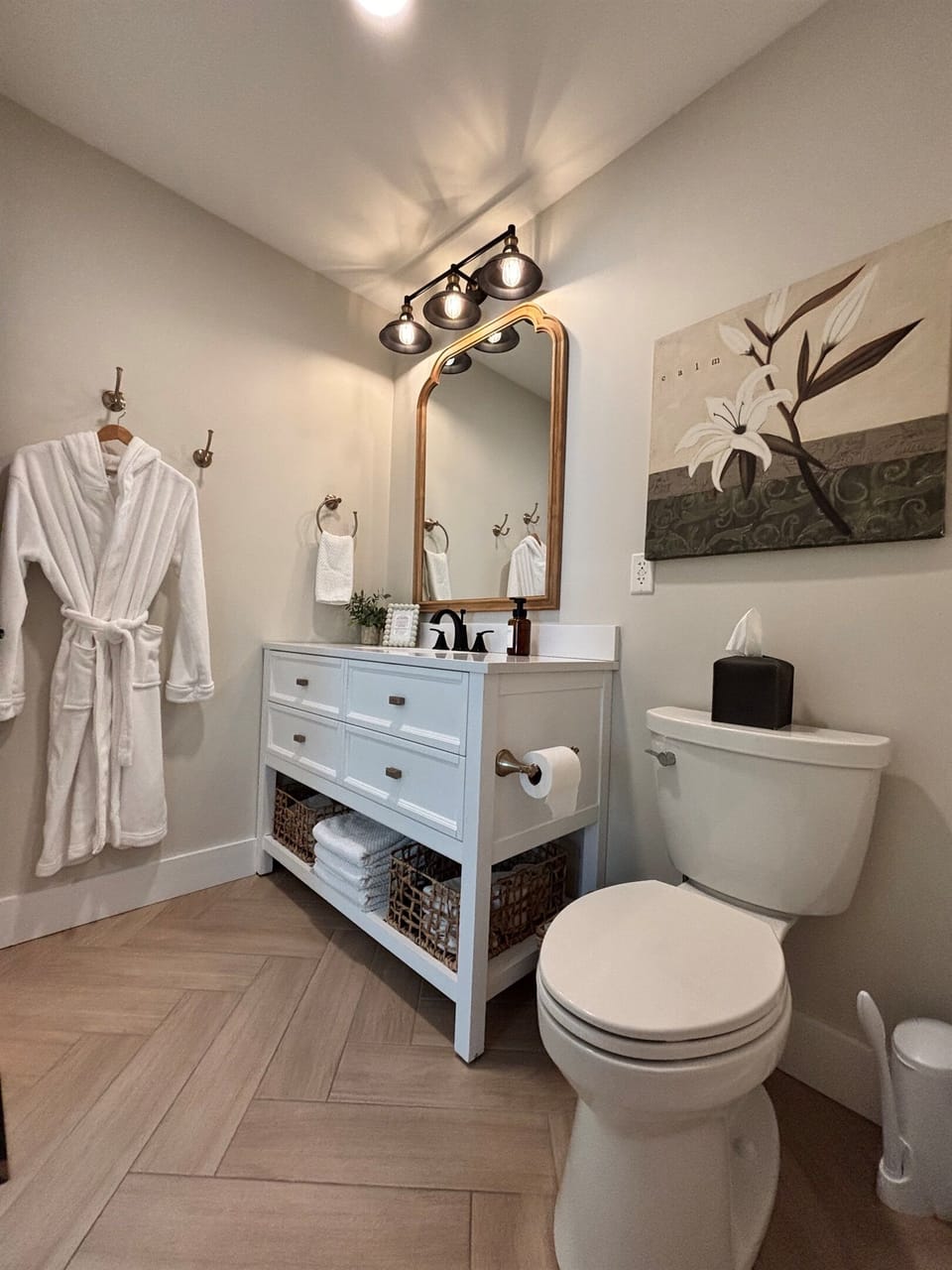 Our second master en-suite features Eskiin filtered showerheads designed to remove impurities, enhance water pressure, and create a more relaxing, spa-like shower experience.