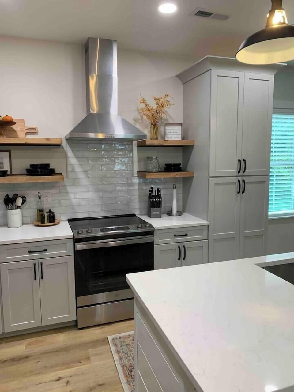 New custom kitchen equipped with toaster and Ninga blender. Cooking utensils provided and everything you'll need for family dinner! 
