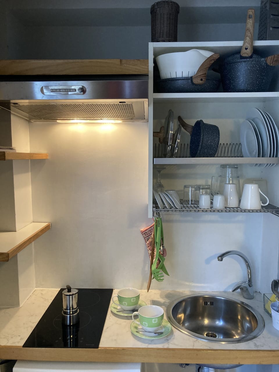 Suite, 1 Bedroom, Kitchen | Private kitchen | Coffee/tea maker, electric kettle