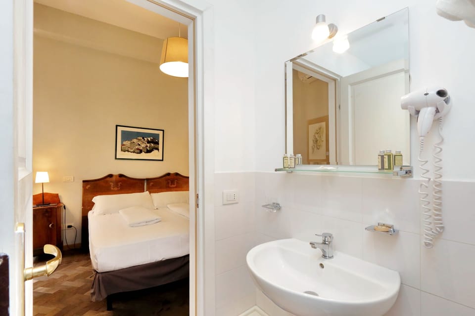 Double Room | Bathroom | Free toiletries, hair dryer, bidet, towels