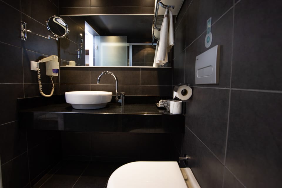 Family Quadruple Room | Bathroom | Shower, hair dryer, slippers, towels